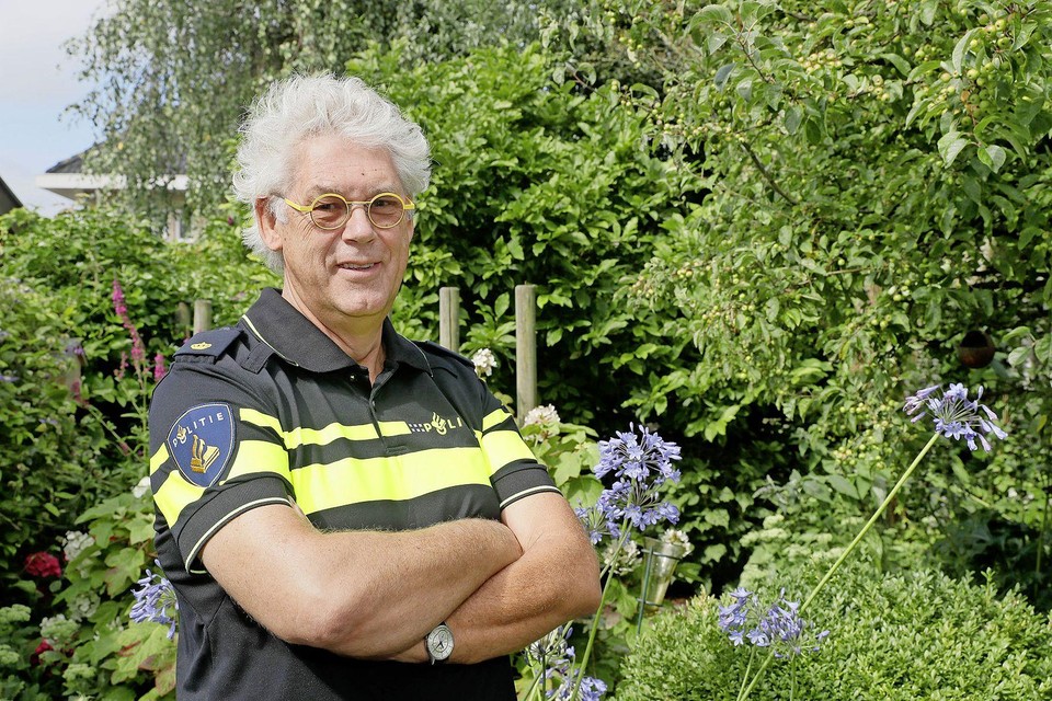 Afzwaaiende politiewoordvoerder Menno Hartenberg in uniform in de tuin achter zijn woning in Warmenhuizen: ,,Eigenlijk ben ik als politieman per toeval in de communicatie beland.’’