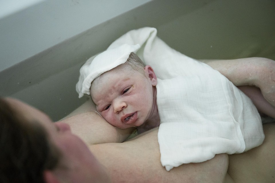 Een moeder met een pasgeboren jongetje na een badbevalling in het ziekenhuis. COPYRIGHT ANP BART MAAT