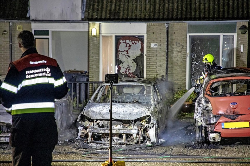 Aan Savelsbos in Hoofddorp werd twee keer brand gesticht.