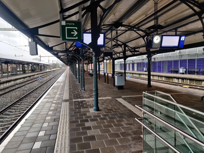 De perrons op station Hilversum zijn om twee uur ’s middags volledig uitgestorven.