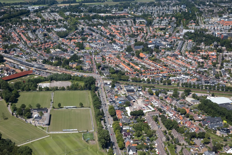 Castricum gezien van het zuiden. Linksonder de sportvelden van Vitesse ’22, daarboven het Huis van Hilde.