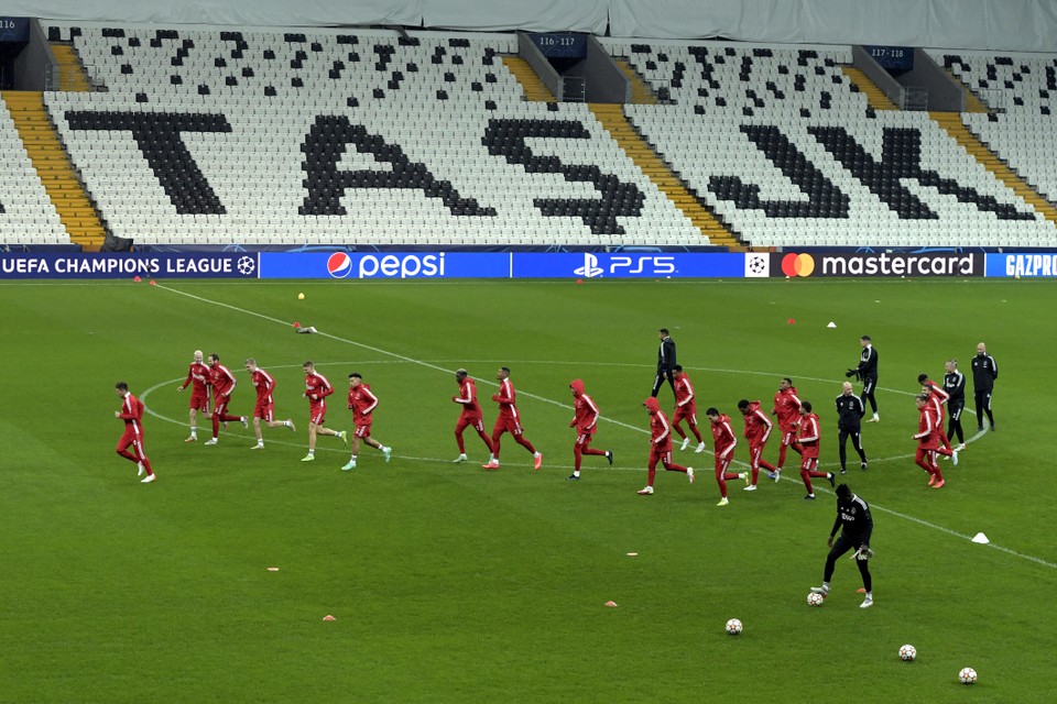 De Ajax selectie tijdens een trainingssessie voorafgaand aan de UEFA Champions League wedstrijd tegen Besiktas in het Vodafone Park op 23 november 2021 in Istanbul, Turkije