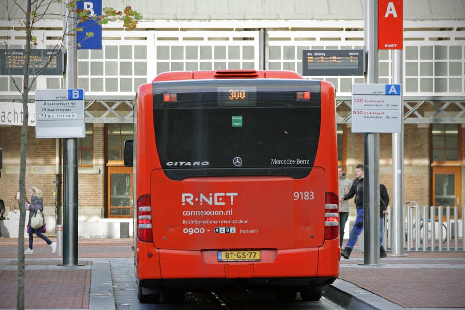 Bus van R-Net op Stationsplein Haarlem.