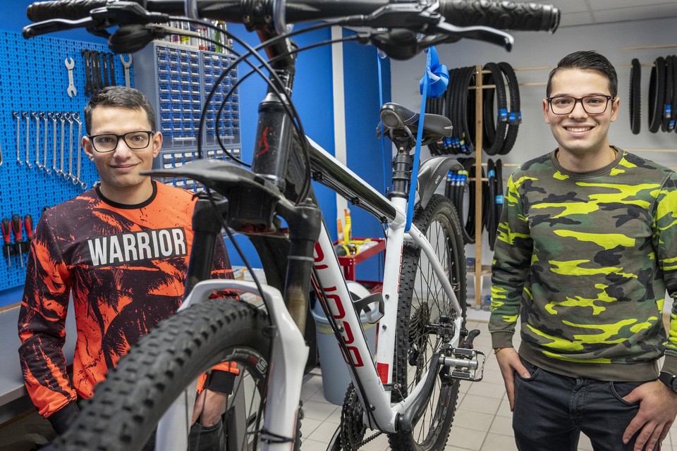 Jamil (l) en Daniël Tokmahji beginnen een fietsenreparatiezaak: ,,Camping Vogelenzang ligt dichtbij.’’