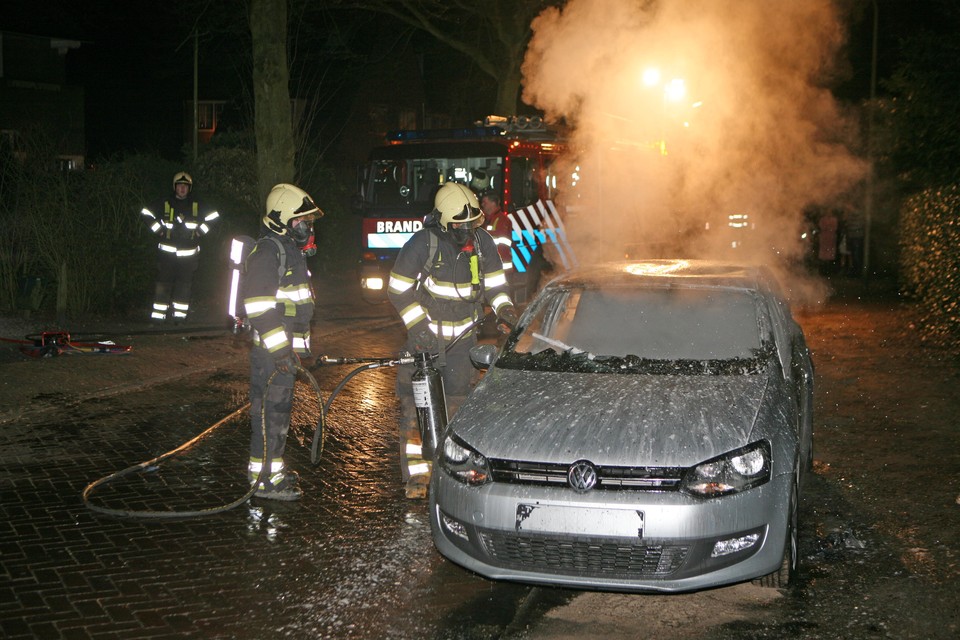 Auto in brand op Veldweg in Laren. Foto Fotomix.nl