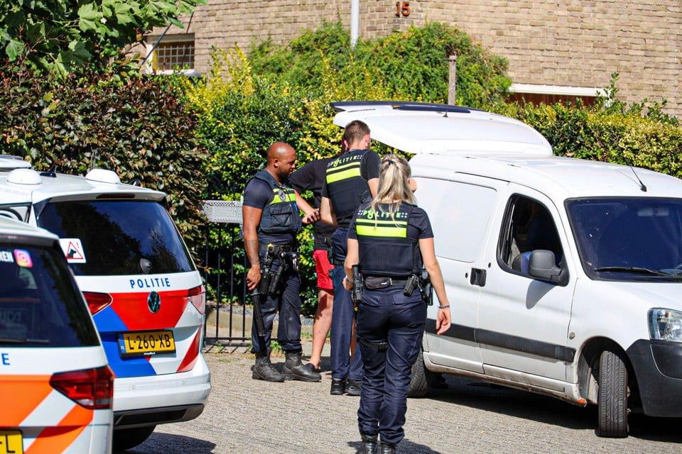 Na het bijtincident rukten politie en ambulances uit naar de Hilversumse dierenarts