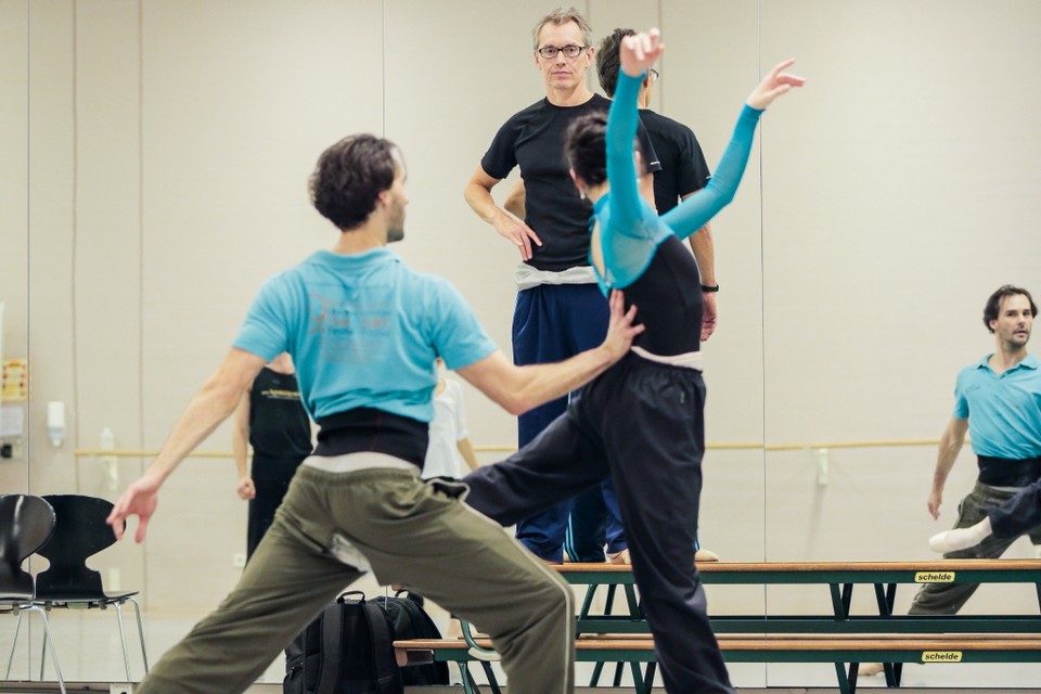 Jorma Elo tijdens een repetitie bij Het Nationale Ballet. Foto Altin Kaftira
