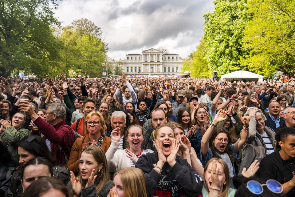 Bezoekers tijdens het Bevrijdingspopfestival in 2023 in de Hout.