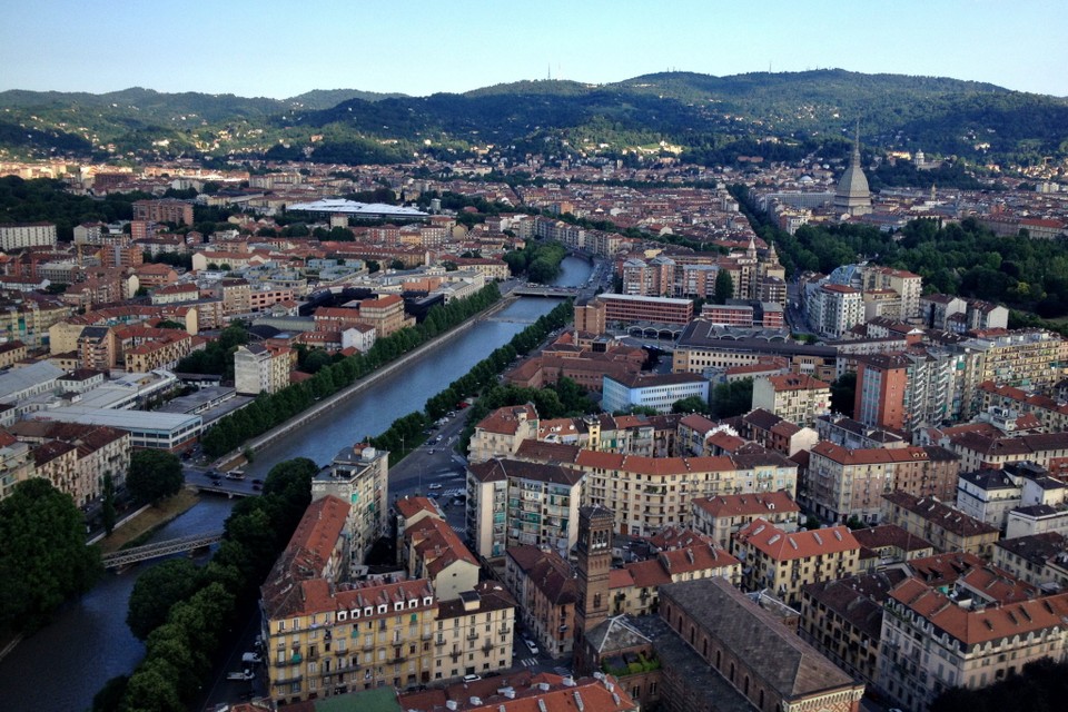 Vanuit Turin Eye kijk je uit over Turijn en wijde omgeving. Links het Juventusstadion en rechts de toren van het filmmuseum.