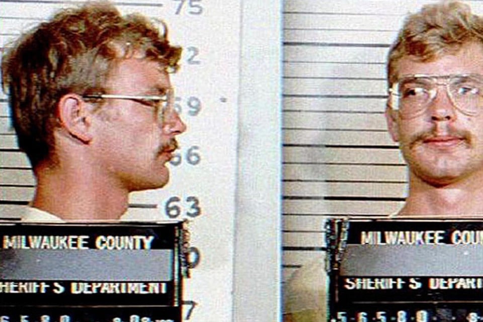 Originele politiefoto’s van de Amerikaanse seriemoordenaar, necrofiel en kannibaal Jeffrey Dahmer. De geromantiseerde verfilming van zijn leven kan niet door de beugel, vindt Rosa Jansen.