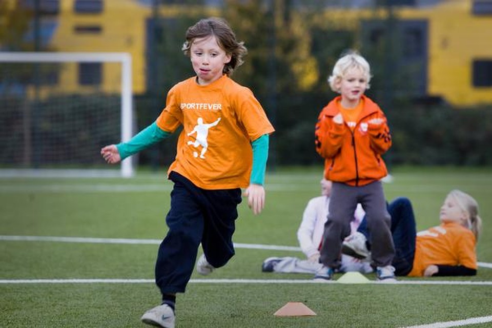 Sportende kinderen van de naschoolse opvang bij vv DSS.