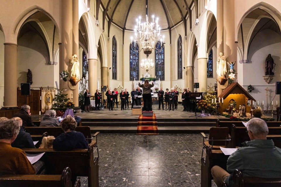 Het kerstkoor zing in de St. Pancratiuskerk