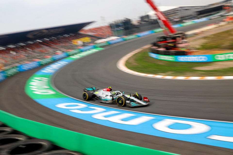 Mercedes-coureur Lewis Hamilton leek het Verstappen nog moeilijk te gaan maken.