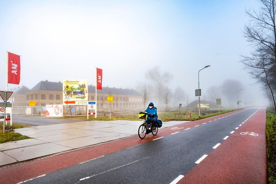 Fietsstroken op de Spieringweg zijn de enige mogelijkheid om fietsend van en naar de nieuwe wijk Wickevoort te rijden.