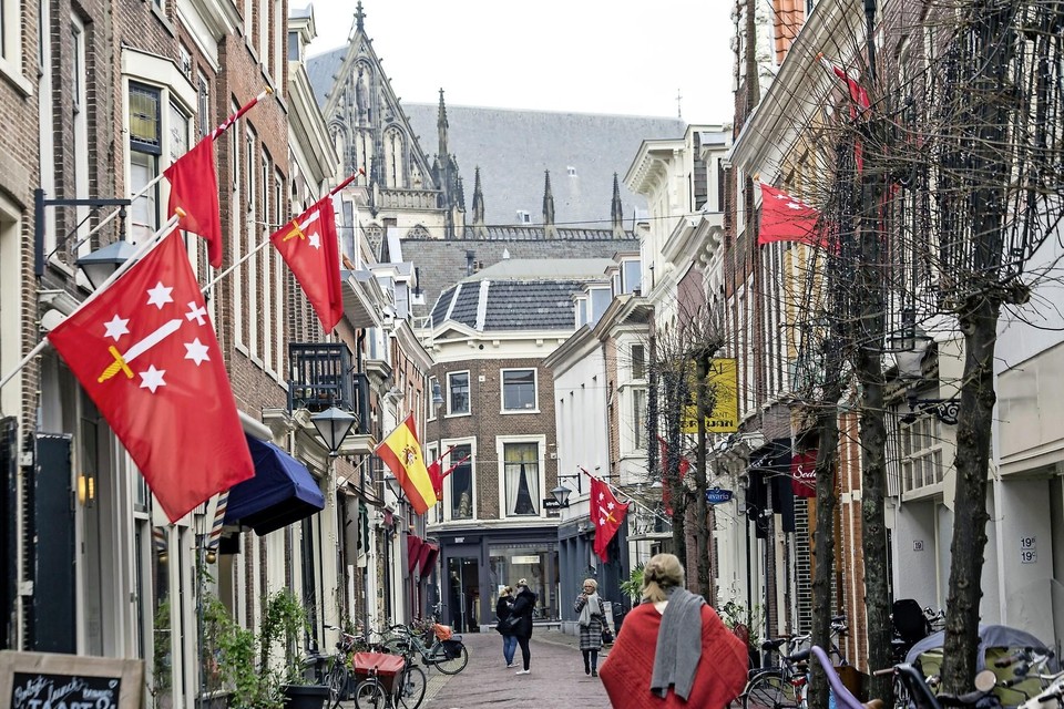 De Schagchelstraat heeft de Haarlem-vlag inmiddels permanent uithangen.