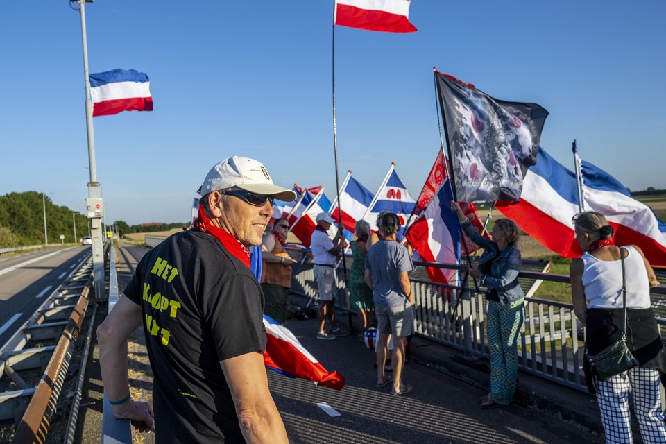 Protestvlaggers donderdagavond bij de A4 met op de voorgrond Hans Bekema.