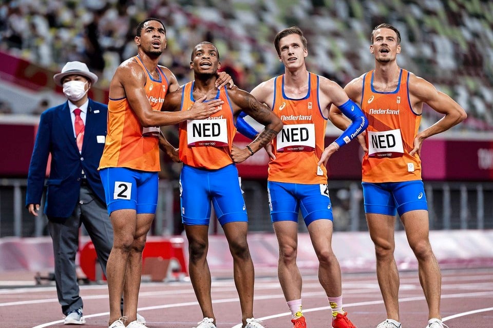 De Nederlandse mannen tijdens het 4x100 meter mannen in het Olympisch Stadion tijdens het atletiektoernooi van de Olympische Spelen in Tokio.