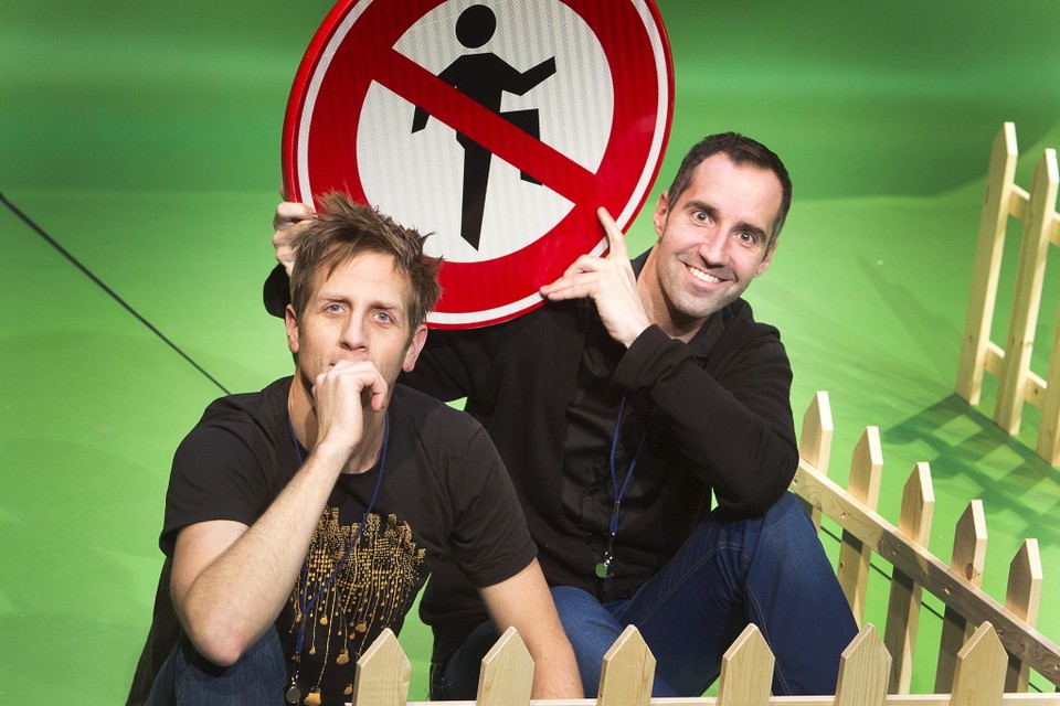 Job Raaijmakers (links) en René Geerlings met een van de vele verbodsborden uit de voorstelling ’Niet huppelen’. Foto Toussaint Kluiters
 