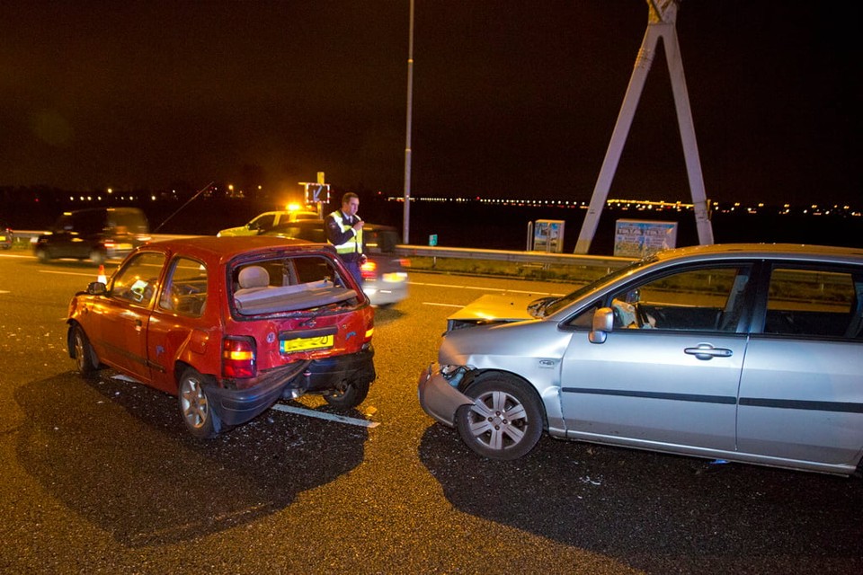Bij een verkeersongeval op de A9 bij Boesingheliede zijn donderdagavond vijf gewonden gevallen. Foto Michel van Bergen