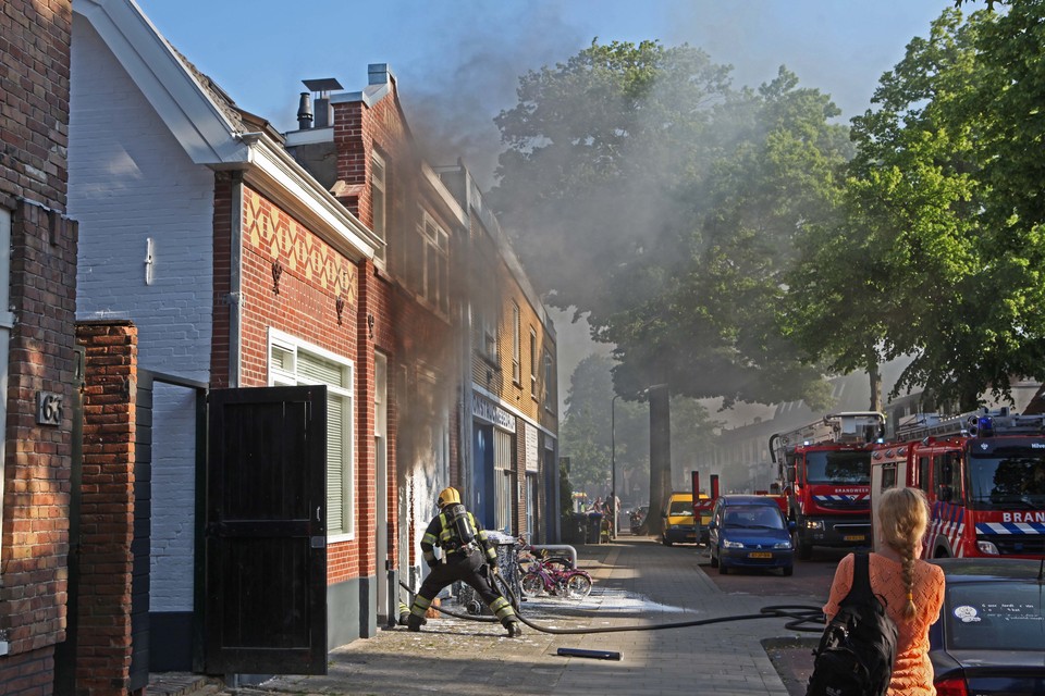 Brand zorgt voor schade bij Broecks aan Hilvertsweg. Foto Fotomix.nl