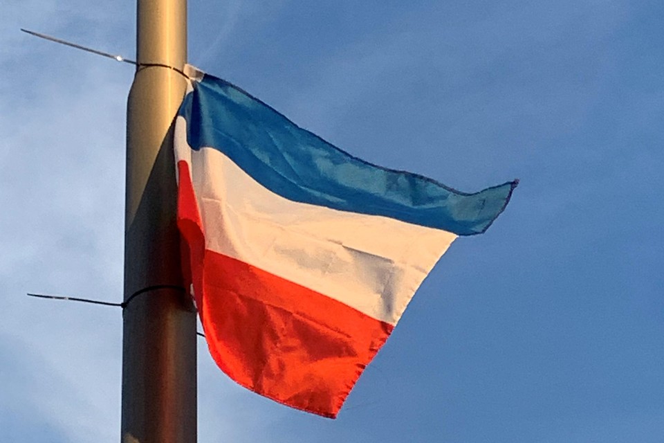In Hillegom wapperen al weken op tientallen plekken omgekeerde vlaggen. De gemeente laat ze binnenkort verwijderen.