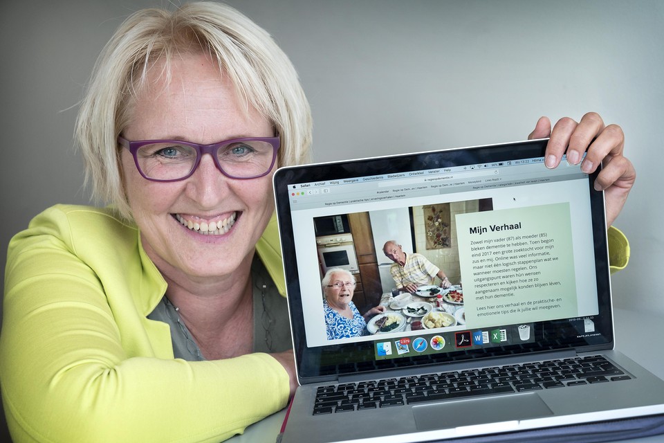 Hilma van Slooten laat een foto van haar ouders op het internetplatform zien .