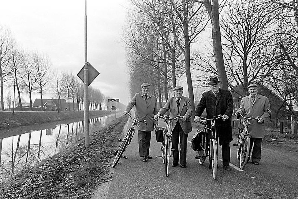 Waar later Pax zou komen, poseren enige herenboeren. Zij belichamen fietsclub De Beurs.