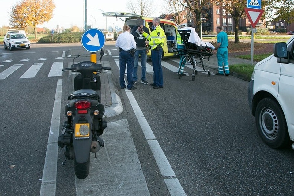 Brommerrijder gewond bij ongeval in Bunschoten. foto Caspar Huurdeman 