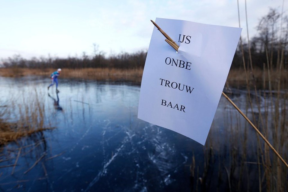 De waarschuwingen zijn duidelijk. Toch kan Sjors Hamers (achtergrond) zijn gevoel niet weerstaan en gaat hij het ijs op.
