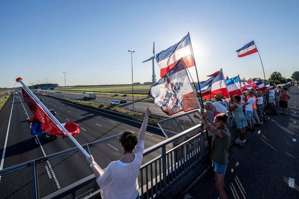 De vlaggengroep die de organiatie van de afgelaste trektocht in Nieuw-Vennep heeft geholpen.