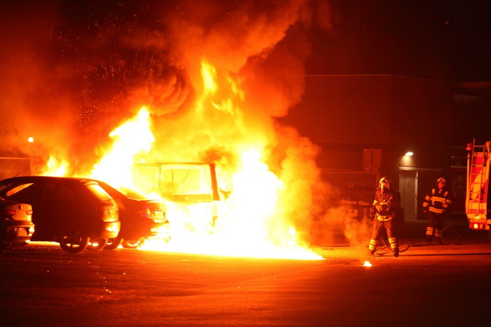 Een autobrand in Huizen. archieffoto fotomix.nl