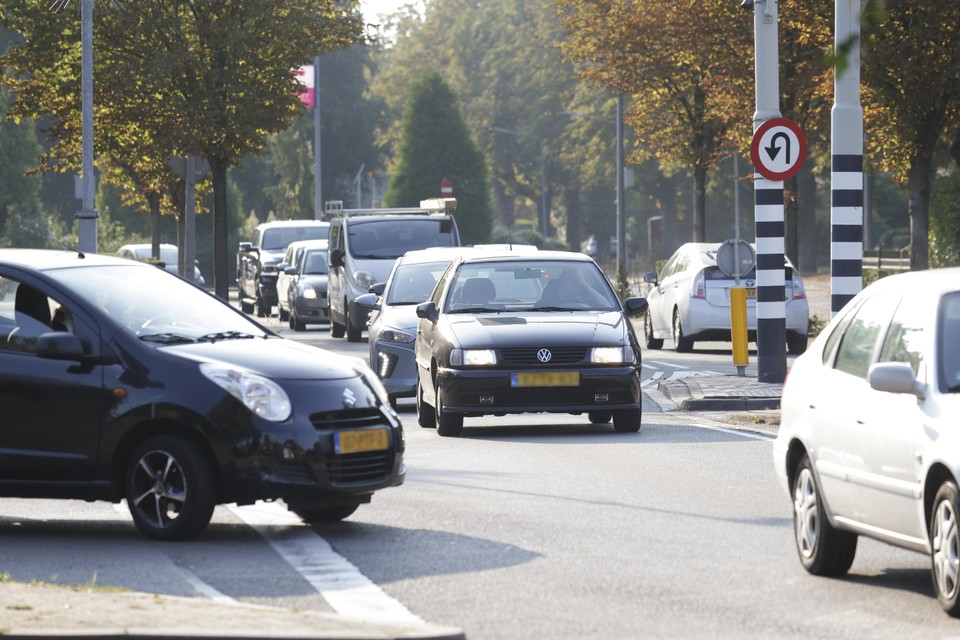 Verkeersdrukte in de bebouwde kom, zoals hier op de Johan Geradtsweg in Hilversum.