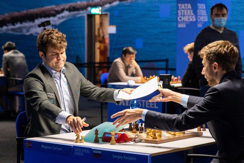Een snelle remise en Magnus Carlsen denkt er het zijne van.