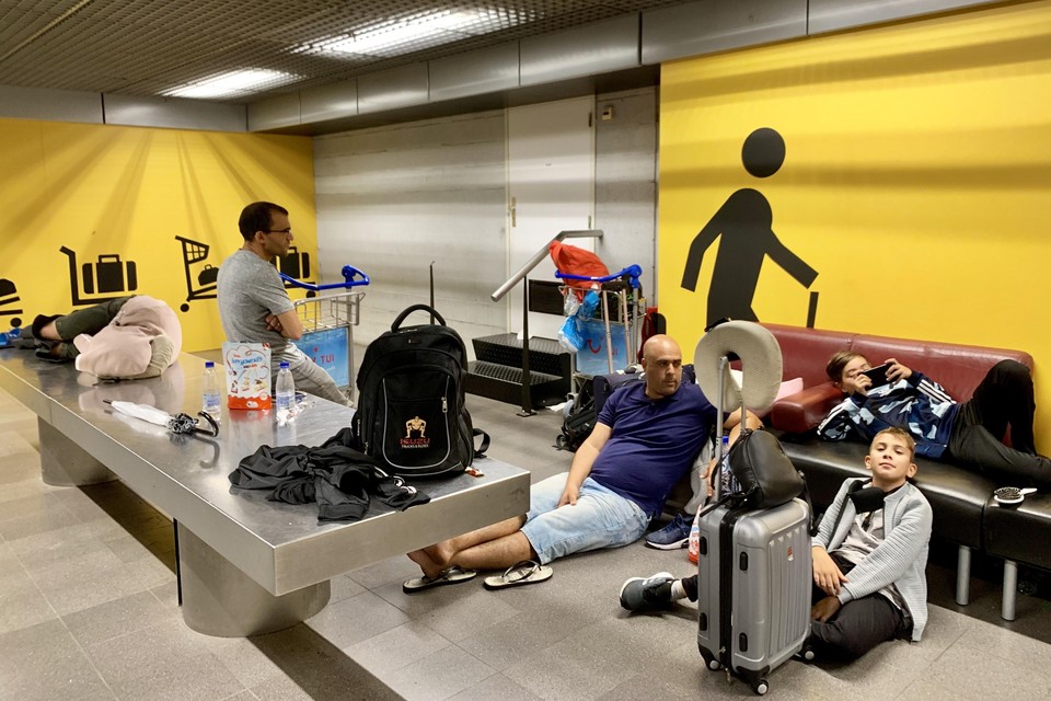 Hangen, wachten en wat dutten in de bagagekelder van Schiphol, het einde van de vakantie in Nederland is pittig voor twee gezinnen uit Israël.