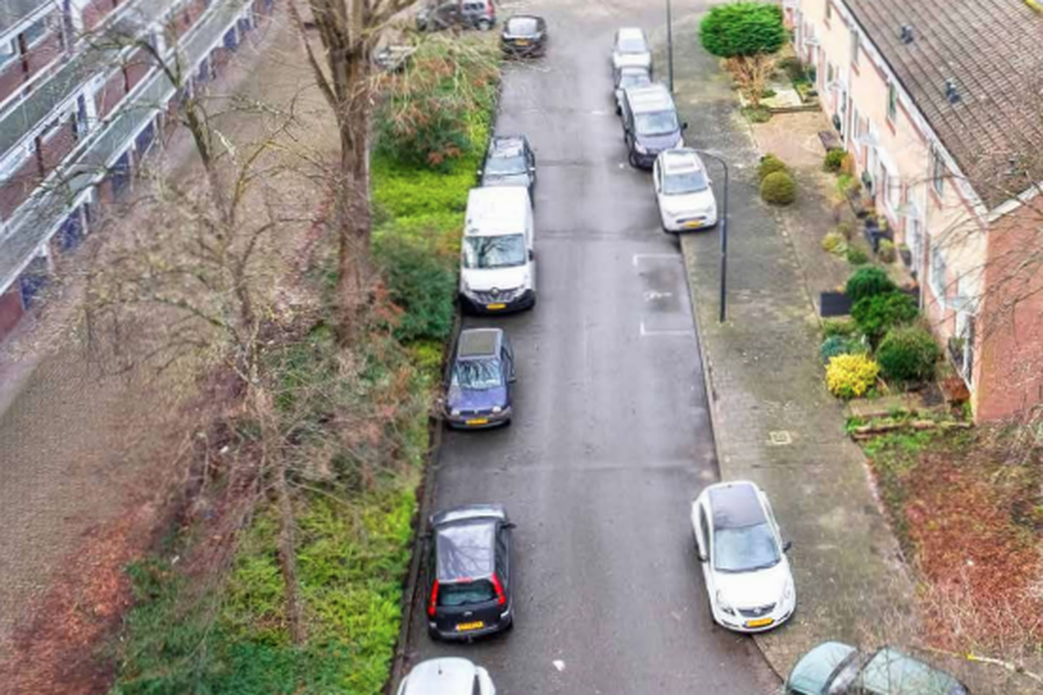 Meerwijk zoals het nu is: met parkeren aan beide zijden van de weg.