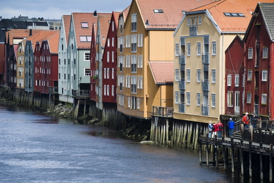 Bakklandet, de oude wijk aan de oevers van de rivier Nidelva. (Foto: CH-visitnorway.com) 