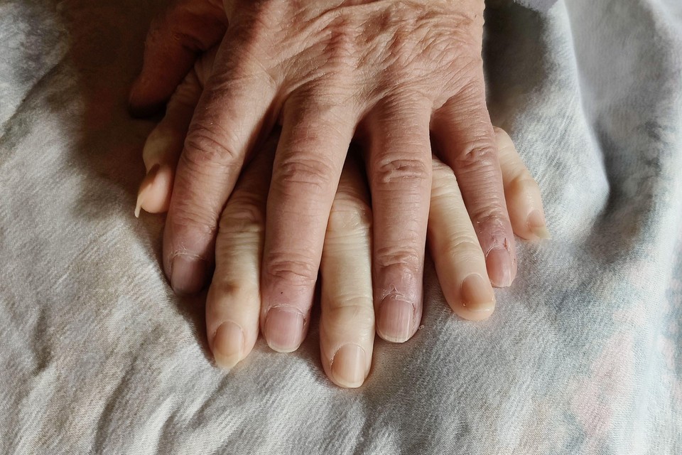 De handen van Donald en Sonja de Marcas, vlak voor hun overlijden.