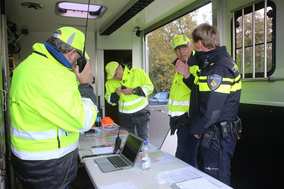 Het Urker coördinatiecentrum was zondag bij Vliegveld Hilversum ondergebracht in een paardenwagen.