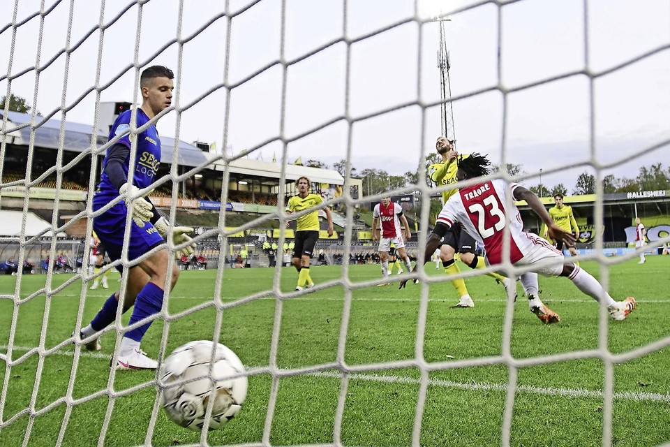 Lassina Traoré maakt een van zijn vijf doelpunten voor Ajax. VVV-doelman Delano van Crooij heeft opnieuw het nakijken.