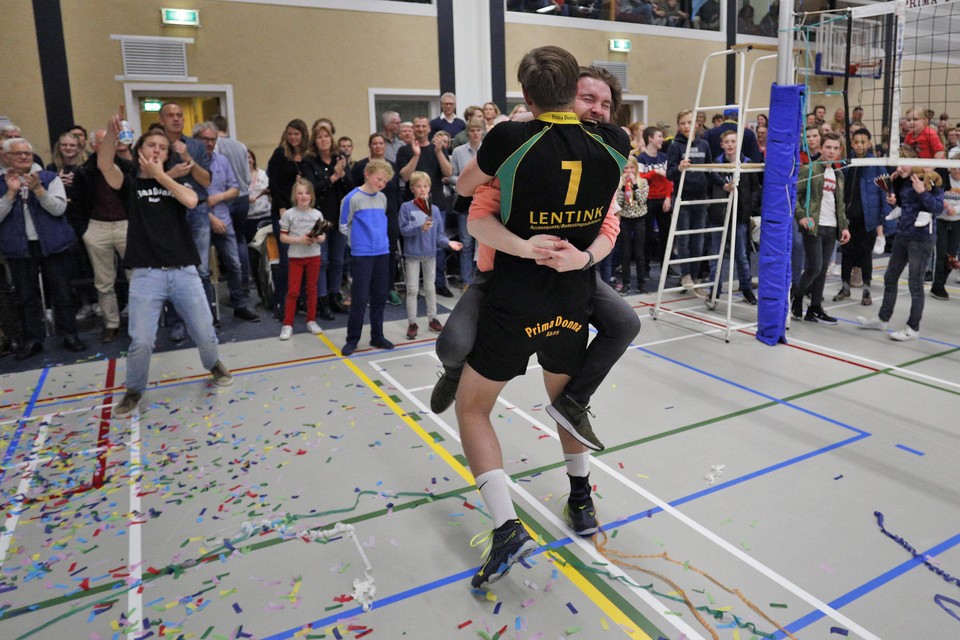 Een kampioensfeestje bij volleybalclub Huizen.