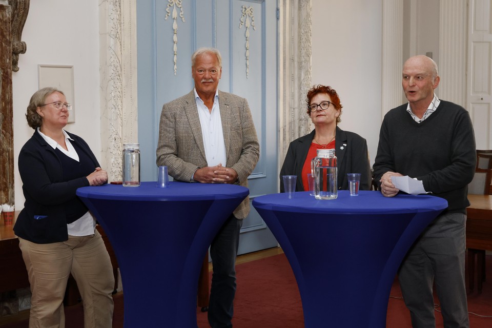 Marten Snijder (tweede van links) tijdens de presentatie van het dagelijks bestuur in Weesp.