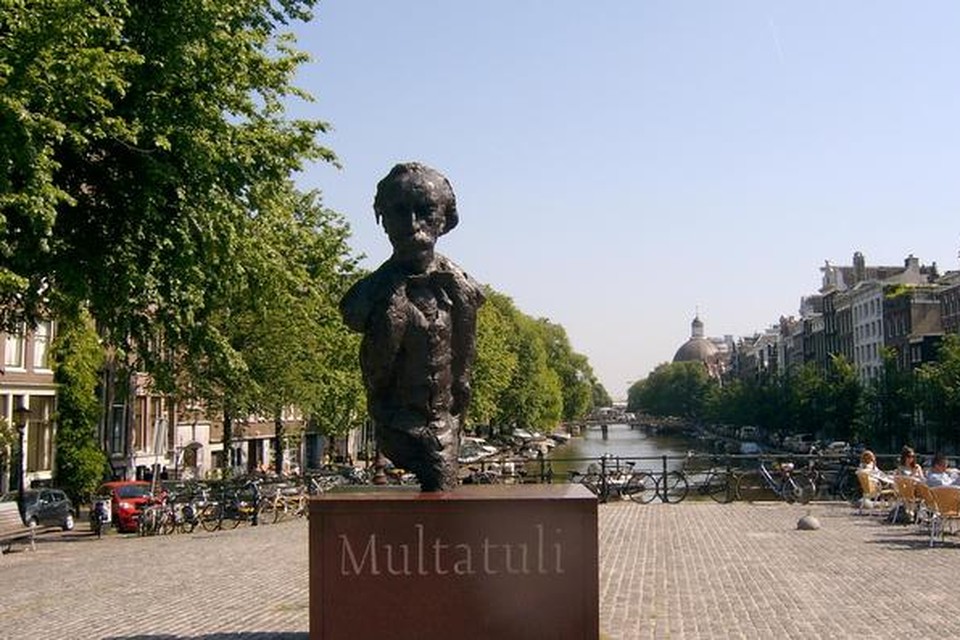 Standbeeld van Multatuli in Amsterdam