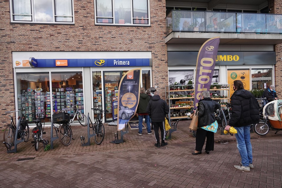 Ook in Heemskerk staan er lange rijen voor de winkels, zoals hier voor de Primera.