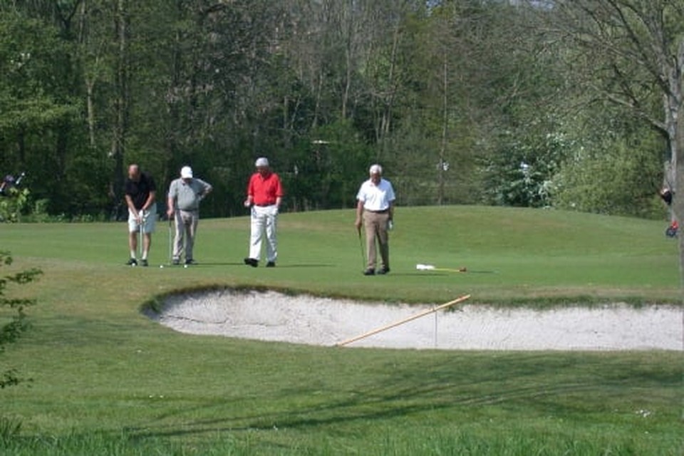 Golfers op golfbaan Spaarnwoude in Velsen-Zuid. Foto HDC Media/ Fokke Zaagsma