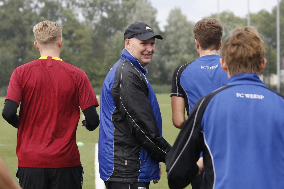 René van Vark is niet langer trainer van de zondagtak van FC Weesp, waar hij een dubbelfunctie bekleedt.