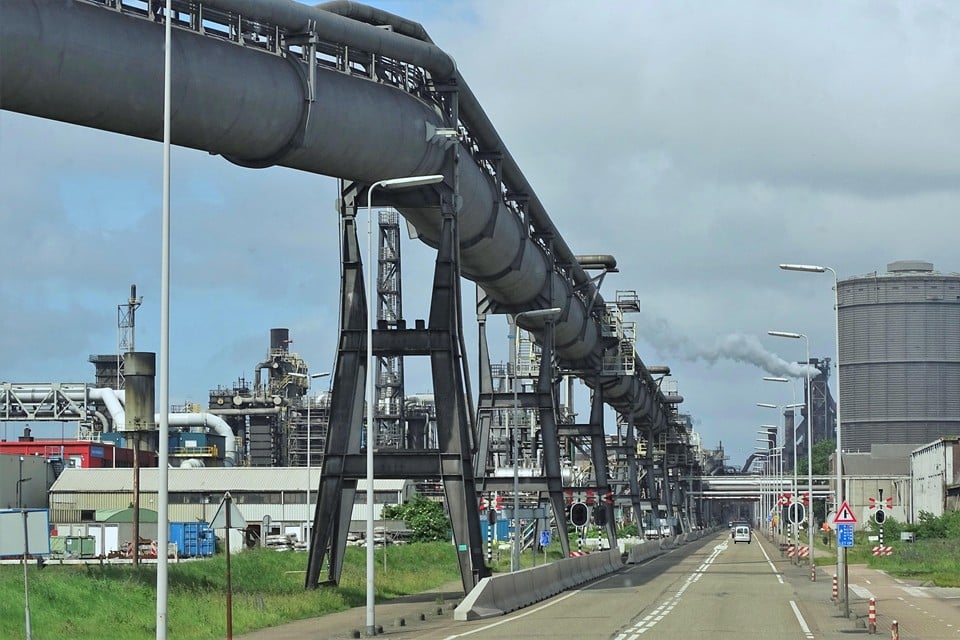 De transportbuis van industriegassen van Tata Steel naar de Vattenfallcentrales. Rechts op de foto een gashouder.