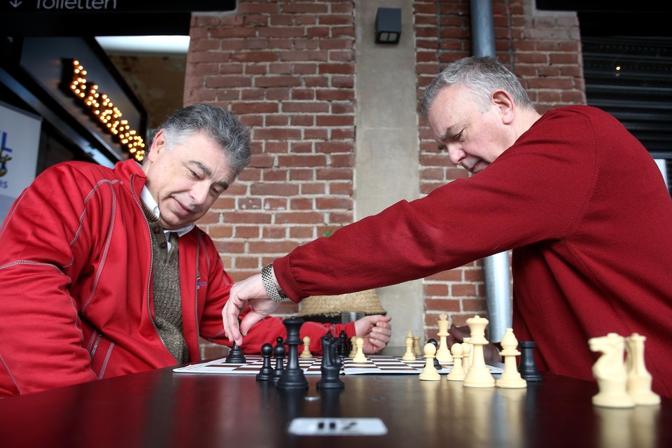 Yasser Seirawan en Hans Böhm proberen tussendoor even een fout in een schaakstudie te vinden.