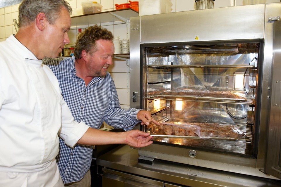 Chef-kok Jos Paulissen (l) en Jurriaan Geldermans in de keuken van De Koster. Foto Ronald Goedheer