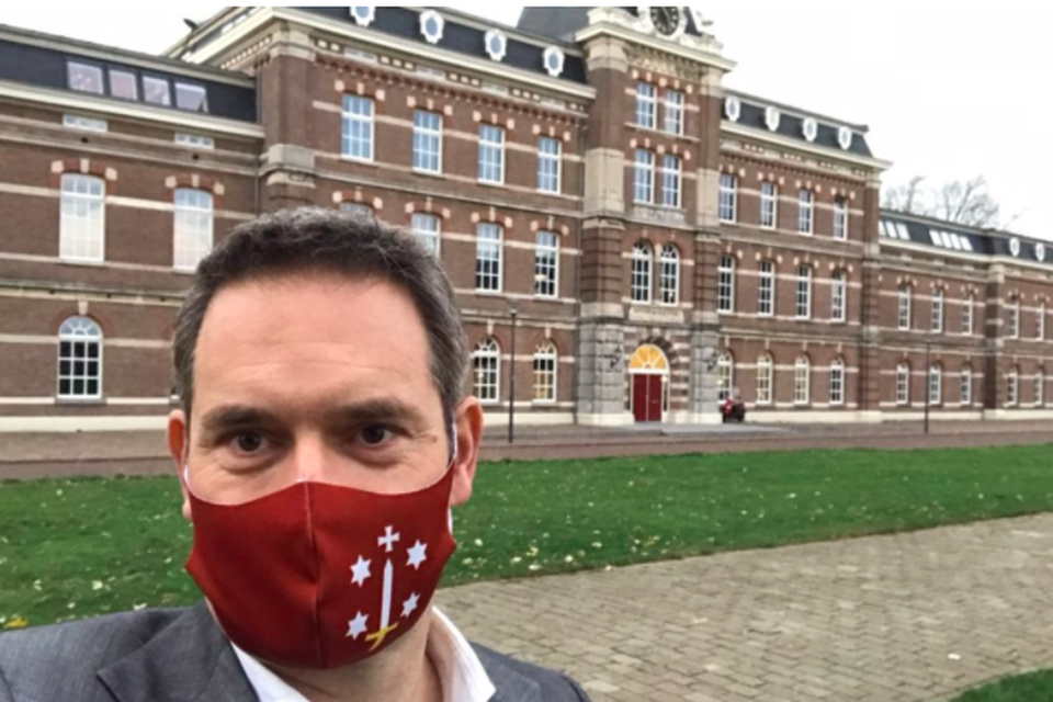 Wethouder Michel Rog met een Haarlem-mondkapje.