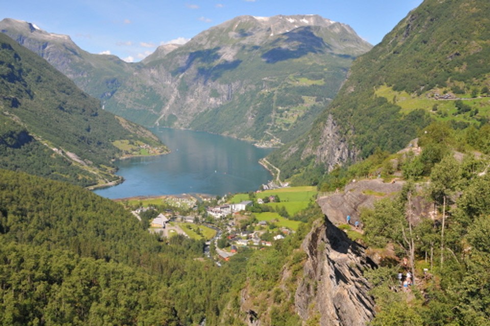 Uitzicht op het plaatsje Geiranger en de gelijknamige fjord.   (Foto: Jaap van Splunter) 